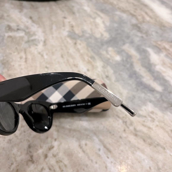 Burberry Sunglasses - Picture 4 of 5